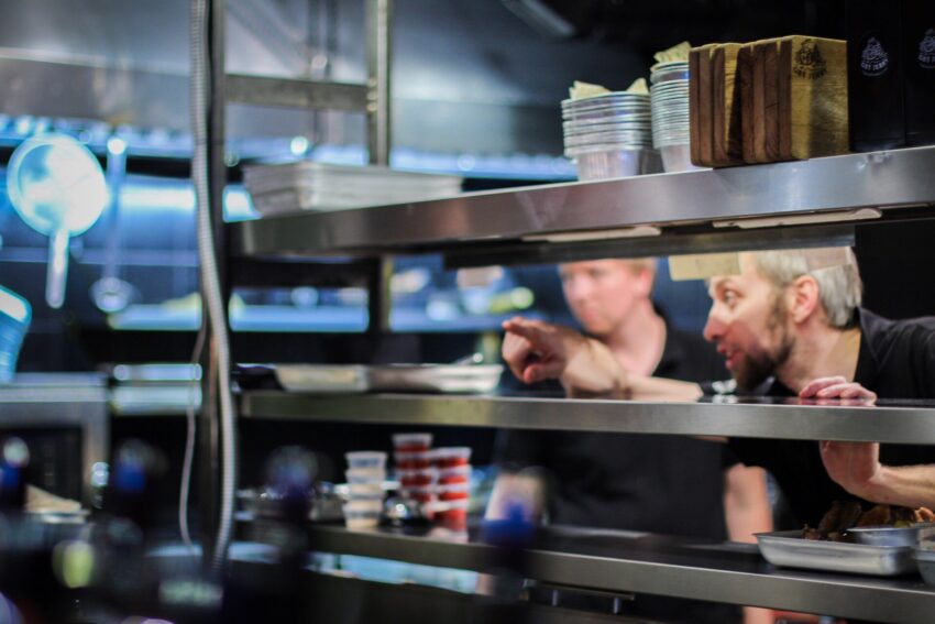 elementos essenciais para a organização de uma cozinha de restaurante
